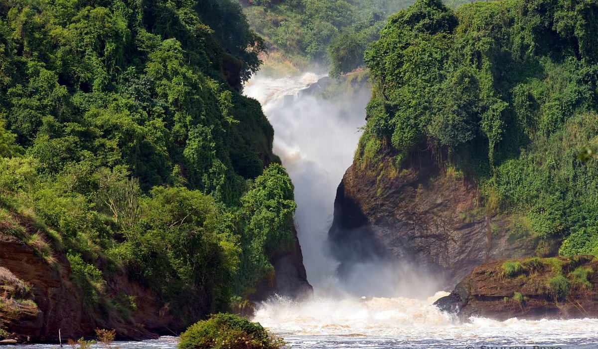 Uganda landscape with safari scenery, wildlife experience, and natural beauty